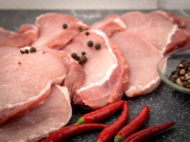 Taze domuz eti. Et ve acı biber ve kaba deniz tuzu.