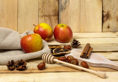 Tahta bir arka planda taze ve olgun elmalar