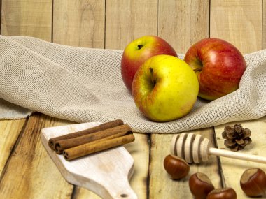 Tahta bir arka planda taze ve olgun elmalar