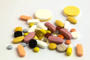 Beyaz arkaplanda farklı renk ve boyutlarda tabletler.