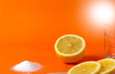 Arka plan olarak limonlu ve tuzlu tekila ve metin için yer. Ev yapımı tekila, limon ve tuzlu.