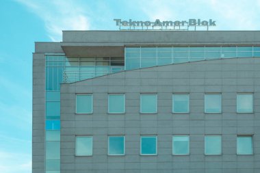 Varşova, Polonya - 29 Temmuz 2020: Tekno Amer Blok çok katlı binasında bir işaret