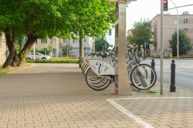 Varşova, Polonya - 29 Temmuz 2020: Bisikletler kira için arka arkaya park edildi