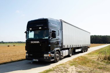 Varşova, Polonya - 16 Haziran 2020: siyah renkli büyük ve eski bir kamyon. Bir İskandinav kamyonu ve tenteli bir römork fotoğrafı. Uzun mesafeler boyunca büyük yükleri taşımak için kamyon