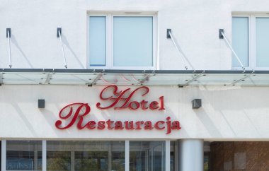 Varşova, Polonya - 29 Temmuz 2020: Otel ve restoran tabelası duvarda. Otel ve Restoran 'ın yazılı olduğu pano. Büyük kırmızı harflerle metin