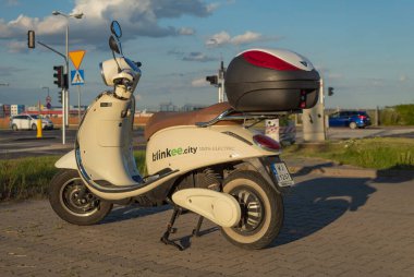 Varşova, Polonya - 23 Temmuz 2020: Yürümek için modern elektrikli mobilet. Ekolojik Taşıma