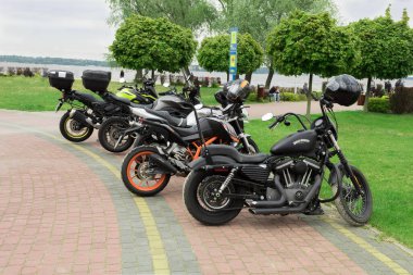 Zegrzy? Tanrım, Polonya - 31 Mayıs 2020: Otoparkta motosikletler. Motosikletler kıyıya yakın park edilmiş. Otoparktaki farklı modellerin motosikletleri.