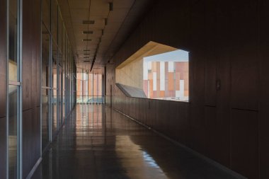 Varşova, Polonya - 21 Temmuz 2020: Koridordaki orijinal tasarımcı penceresi