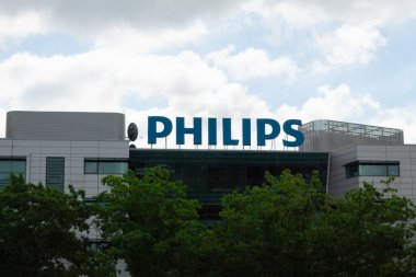 Varşova, Polonya - 03 Ağustos 2020: Gökyüzüne karşı PHILIPS işareti. Bir reklam standında PHILIPS markası