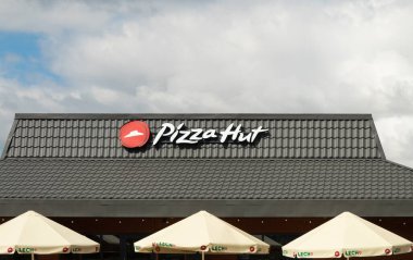 Varşova, Polonya - 03 Ağustos 2020: Pizza Hut işareti gökyüzünde. Pizza Hut ticari markası reklam standında.