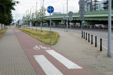 Varşova, Polonya - 3 Ağustos 2020: yol işareti bisiklet yolu ve kaldırım. Şehir sokaklarının ve köprülerin arka planına karşı bisiklet yolu