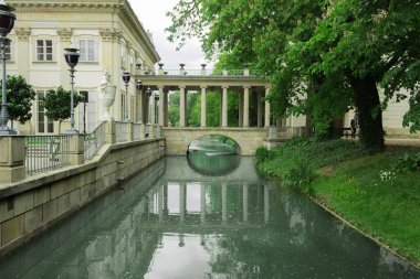 Varşova, Polonya - 31 Mayıs 2020: Vistula Nehri üzerindeki Kraliyet Kalesi. Varşova 'daki Lazenkowski Sarayı