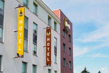 Varşova, Polonya - 31 Temmuz 2020: B & B otelinin duvarına imza atın. Bir geceliğine büyük bir şehirde bir otel.