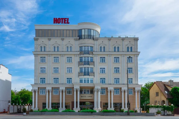 Varsóvia Polônia Julho 2020 Grande Senhor Hotel Fundo Céu Azul — Fotografia de Stock