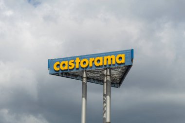 Gökyüzünde Castorama işareti var. Reklam standındaki kastoramf marka..