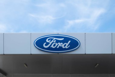 Varşova, Polonya - 27 Temmuz 2020: Binanın üzerindeki işaret Ford marka. Mavi gökyüzü arkaplanındaki logo