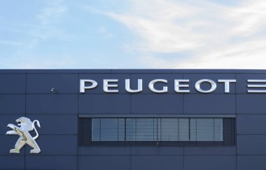 Varşova, Polonya - 27 Temmuz 2020: binadaki işaret Peugeot markası. Mavi gökyüzü arkaplanındaki logo