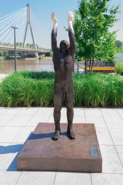 Varşova, Polonya - 21 Temmuz 2020: elleri havada bir adamın tahta heykeli. Kavramsal fikir susamış.