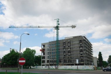 Varşova, Polonya - 16 Haziran 2020: Bulutların arka planında inşaat vinci. Gökgürültüsü bulutlarının arka planında kule vinci. Fırtınanın ve perdelerin yaklaşması...