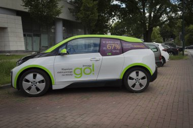 Çevre dostu elektrikli kiralık araba. Yeni teknolojiler ve çevresel kaygılar. Çevre dostu kiralık arabalar.