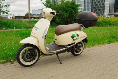 Varşova, Polonya - 16 Haziran 2020: Ekonomik ve çevre dostu moped. Arabalara alternatif olarak elektrikli motosiklet