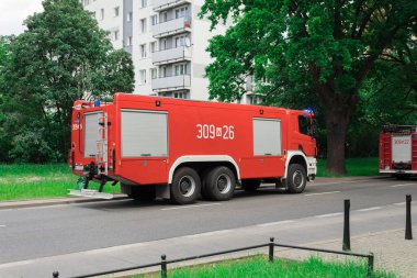 Varşova, Polonya - 16 Haziran 2020: kırmızı itfaiye aracı sokakta. Büyük ve kırmızı itfaiyecilerin iş arabası. Ekipmanlı itfaiye aracı hazır.