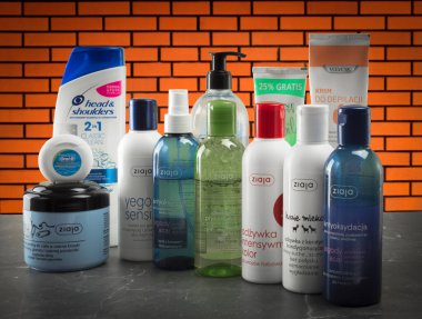 Kişisel hijyen ürünleri masada.