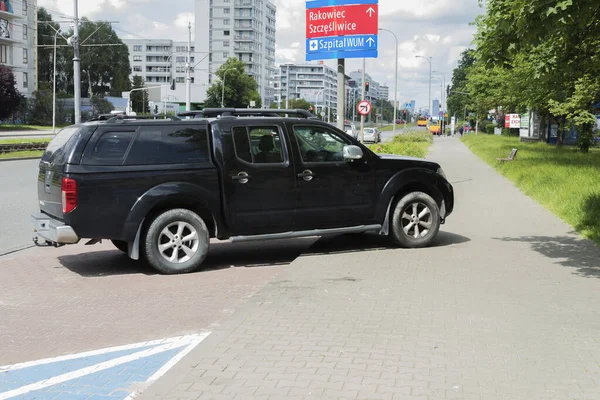 Warschau Polen Juni 2020 Ein Großes Auto Parkt Auf Dem — Stockfoto