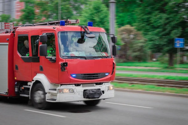 Пожарная Машина Едет Вызову Красная Машина Эксгибиционистом Едет Городской Улице — стоковое фото