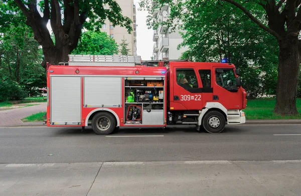 Varsavia Polonia Giugno 2020 Camion Dei Pompieri Rossi Strada Auto — Foto Stock