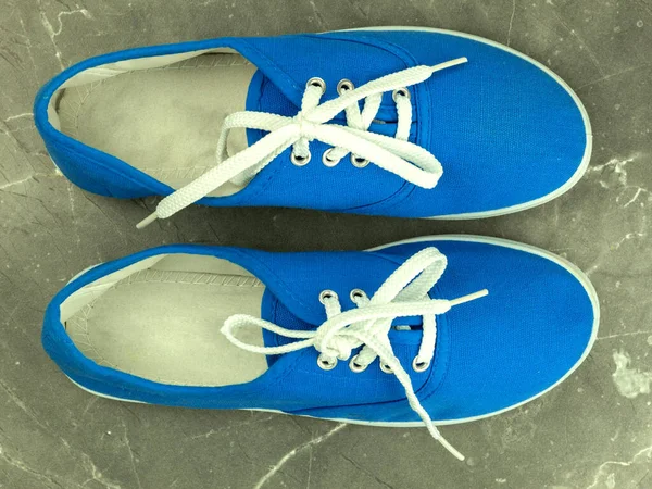 Gri Mermer Zeminde Mavi Spor Ayakkabılar Metin Için Yeri Olan — Stok fotoğraf