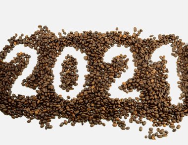 2021 tarihli beyaz bir fonda kahve çekirdekleri. Beyaz arka planda kavrulmuş kahve çekirdekleri.