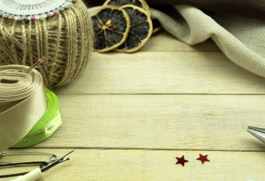 El yapımı işler için masadaki eşyalar. DIY ögeleri metin için arkaplan olarak kullanılacak
