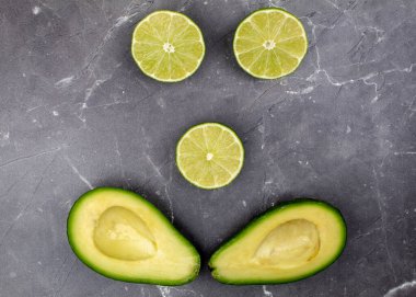 Gri arkaplanda limon ve avokado simgesi