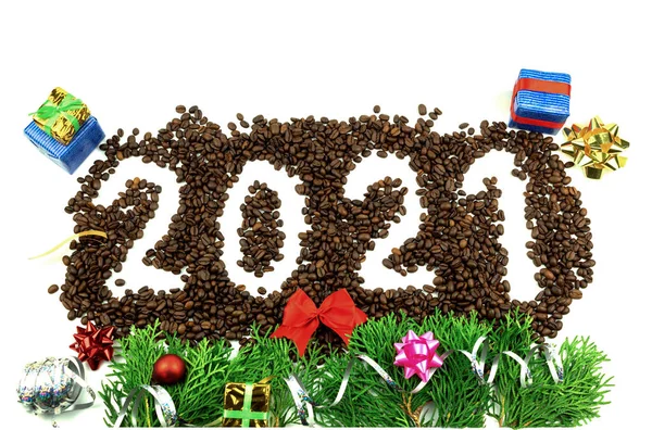 Kaffebönor Vit Bakgrund Med Datum 2021 Rostade Kaffebönor Vit Bakgrund — Stockfoto