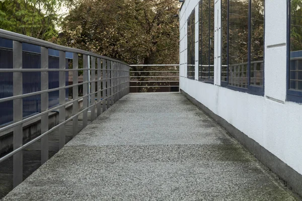 Interessante Loopbrug Met Leuningen Wand Met Ramen — Stockfoto