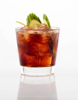 Beyaz arka planda meyveler, buz ve deco ile taze kokteyl.