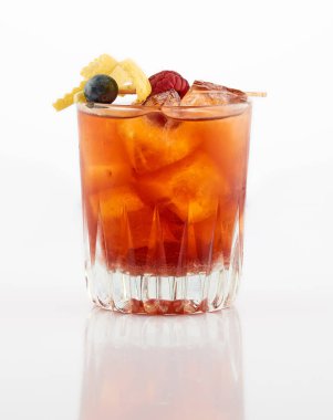 Beyaz arka planda meyveler, buz ve deco ile taze kokteyl.