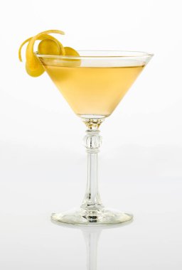 Beyaz arka planda meyveler, buz ve deco ile taze kokteyl.