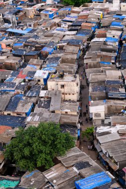 Mumbai, Maharashtra, Hindistan / 24 Haziran 2020: Malad East 'teki Appa Pada gecekondu mahallesinin havadan görünüşü. Bu gecekondular Corona virüsünün yayıldığı en önemli yerlerden biri..