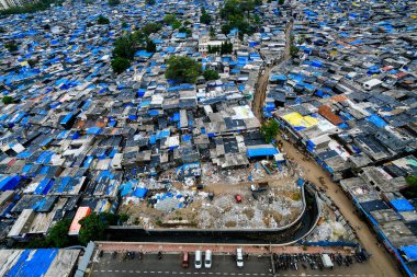 Mumbai, Maharashtra, Hindistan / 24 Haziran 2020: Malad East 'teki Appa Pada gecekondu mahallesinin havadan görünüşü. Bu gecekondular Corona virüsünün yayıldığı en önemli yerlerden biri..