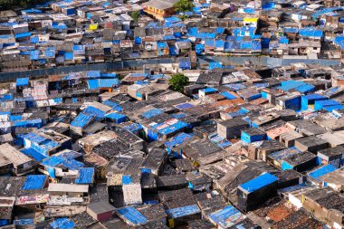 Mumbai, Maharashtra, Hindistan / 24 Haziran 2020: Malad East 'teki Appa Pada gecekondu mahallesinin havadan görünüşü. Bu gecekondular Corona virüsünün yayıldığı en önemli yerlerden biri..