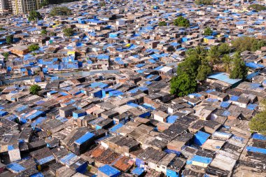 Mumbai, Maharashtra, Hindistan / 24 Haziran 2020: Malad East 'teki Appa Pada gecekondu mahallesinin havadan görünüşü. Bu gecekondular Corona virüsünün yayıldığı en önemli yerlerden biri..