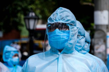 Mumbai, Hindistan / 17 Haziran 2020: Bir Corona virüs tarama kampı sırasında Ghatkopar East 'teki Ramabai Ambedkar Nagar' ın varoşlarındaki sakinlerin sıcaklıklarını kontrol etmek için sağlık görevlileri geldi.