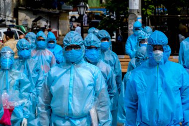 Mumbai, Hindistan / 17 Haziran 2020: Bir Corona virüs tarama kampı sırasında Ghatkopar East 'teki Ramabai Ambedkar Nagar' ın varoşlarındaki sakinlerin sıcaklıklarını kontrol etmek için sağlık görevlileri geldi.