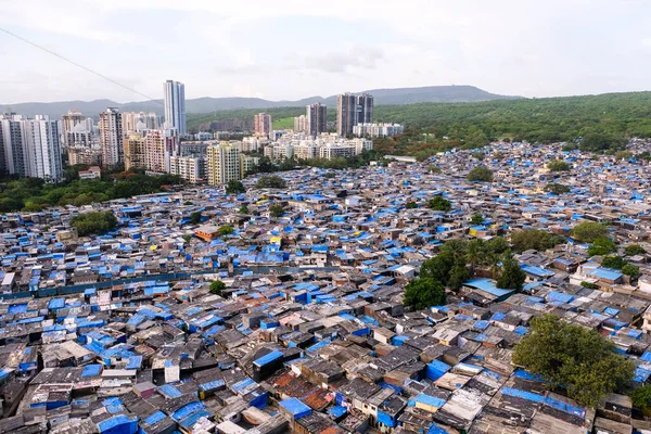 Mumbai, Maharashtra, Hindistan / 24 Haziran 2020: Malad East 'teki Appa Pada gecekondu mahallesinin havadan görünüşü. Bu gecekondular Corona virüsünün yayıldığı en önemli yerlerden biri..