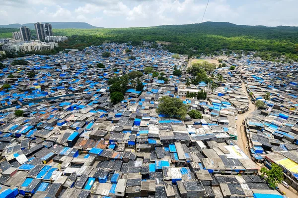 Mumbai, Maharashtra, Hindistan / 24 Haziran 2020: Malad East 'teki Appa Pada gecekondu mahallesinin havadan görünüşü. Bu gecekondular Corona virüsünün yayıldığı en önemli yerlerden biri..