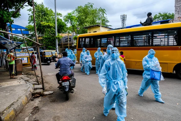 Mumbai, Hindistan / 17 Haziran 2020: Bir Corona virüs tarama kampı sırasında Ghatkopar East 'teki Ramabai Ambedkar Nagar' ın varoşlarındaki sakinlerin sıcaklıklarını kontrol etmek için sağlık görevlileri geldi.