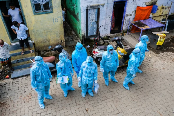 Mumbai, Hindistan / 17 Haziran 2020: Bir Corona virüs tarama kampı sırasında Ghatkopar East 'teki Ramabai Ambedkar Nagar' ın varoşlarındaki sakinlerin sıcaklıklarını kontrol etmek için sağlık görevlileri geldi.
