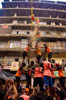 Mumbai, Hindistan / 3 Eylül 2018: Hint gençliği, Janmashtami festivalini kutlamak amacıyla Dahi Handi 'yi yıkmak için bir insan piramidi oluşturdu..